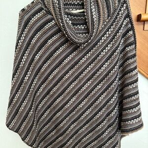 Beautiful, Steve Madden Knit Women's Sweater Poncho Very good clean condition